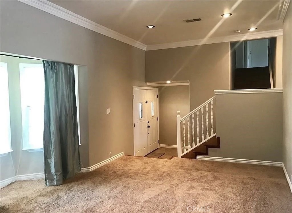 1049 Evergreen Court - Photo 4