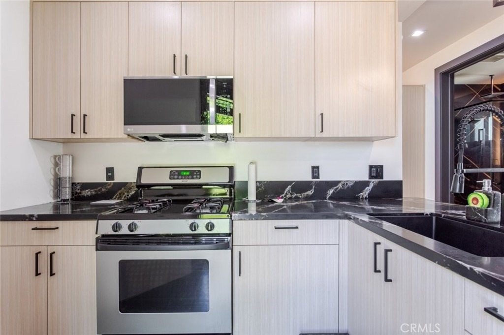 8252 Morse Avenue - Photo 8