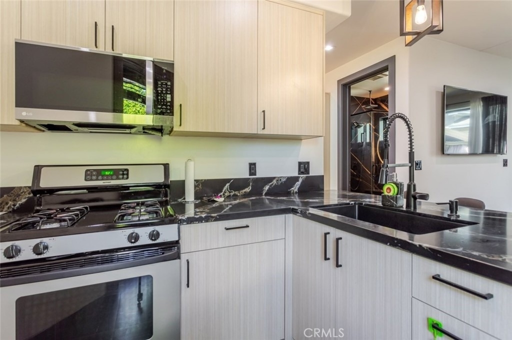 8252 Morse Avenue - Photo 14