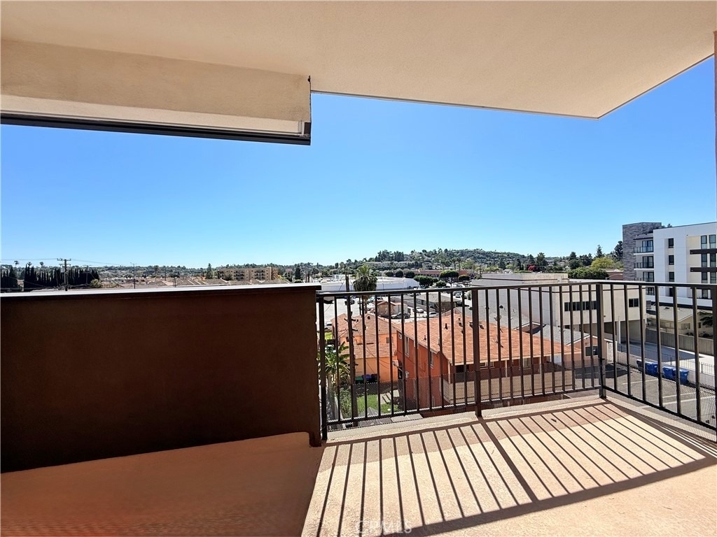 419 N Chandler Avenue - Photo 0