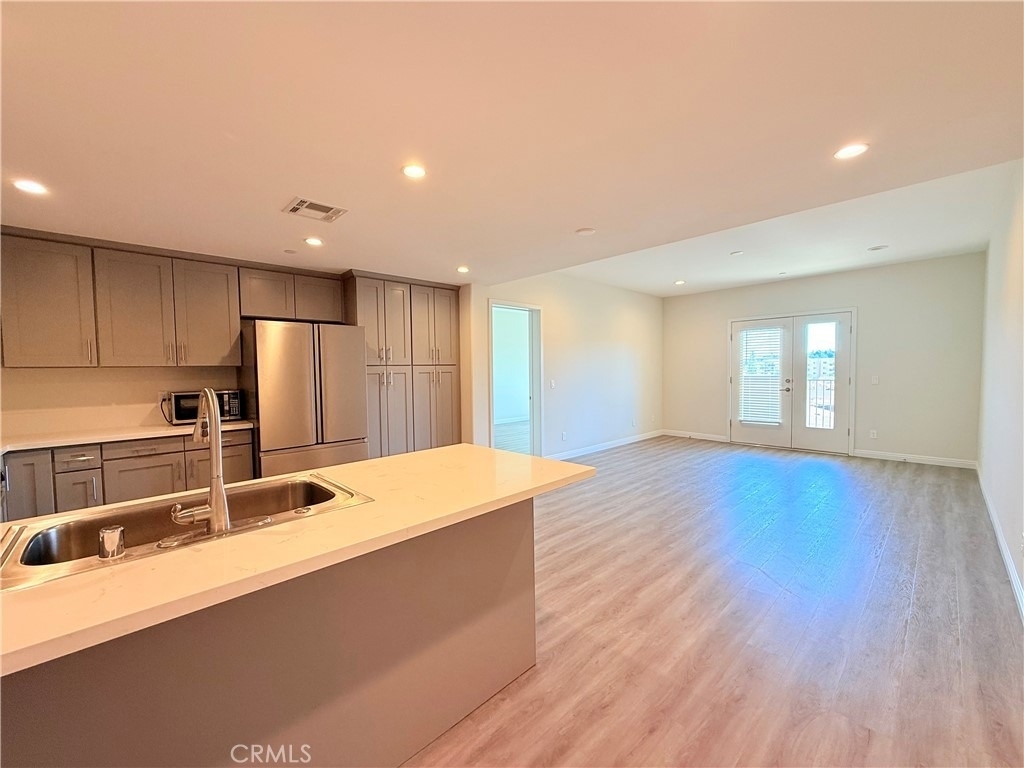 419 N Chandler Avenue - Photo 1