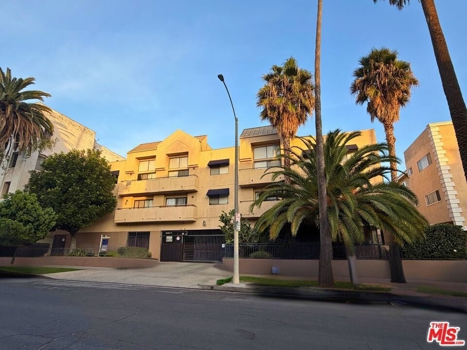 326 S Manhattan Place - Photo 1