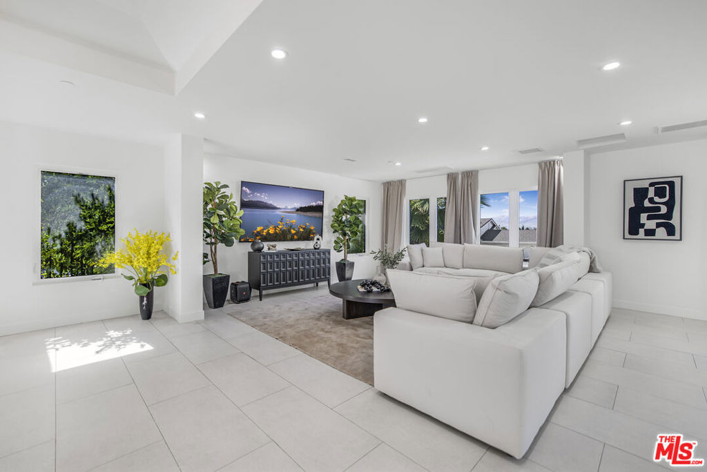 18202 Rancho Street - Photo 4