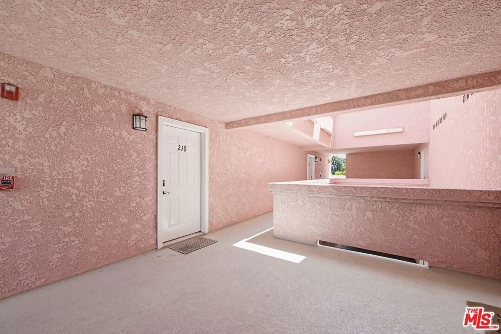 4810 S La Brea Avenue - Photo 1