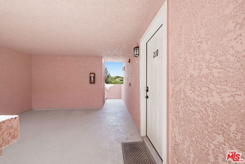 4810 S La Brea Avenue - Photo 2