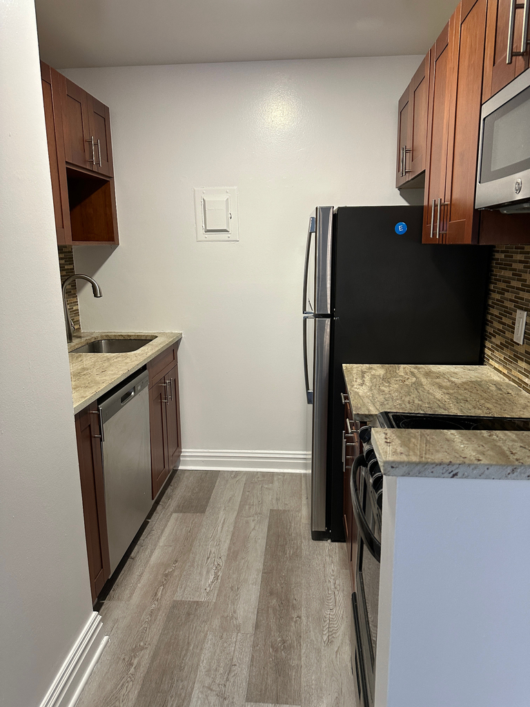 West 34th Street - Photo 9