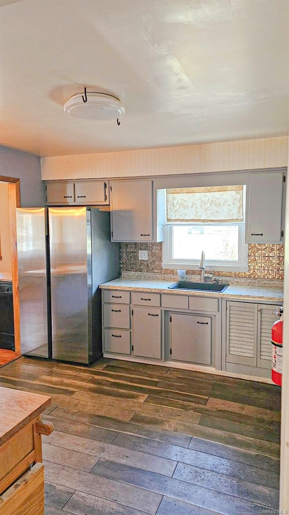 225 Monhagen Avenue - Photo 0