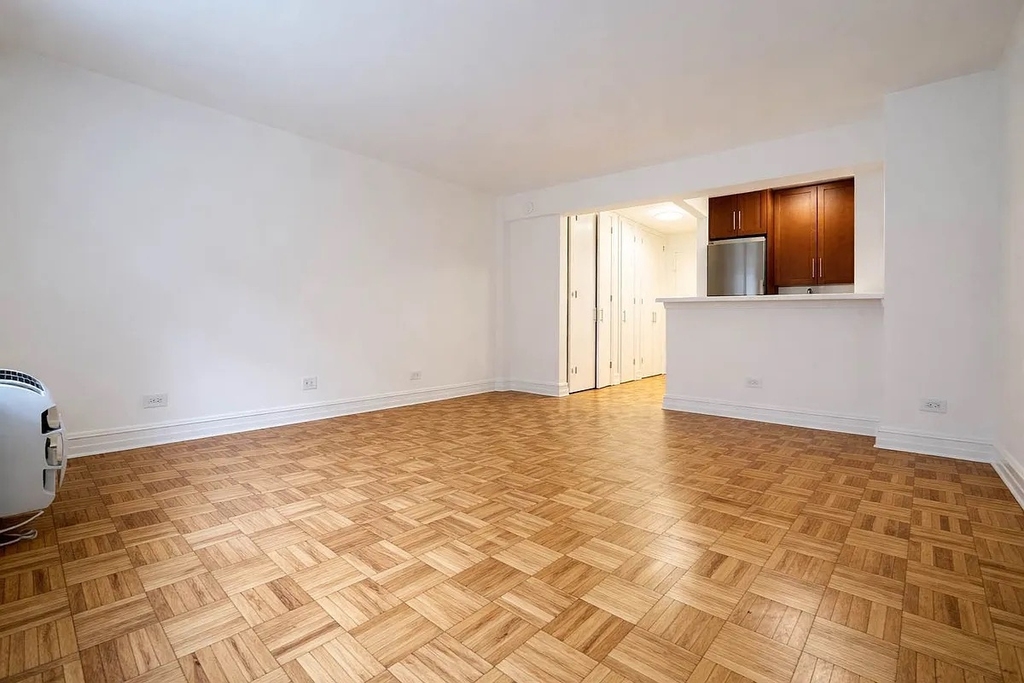 WEST 16TH STREET - Photo 3