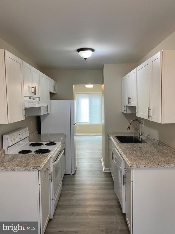 2804 Cambridge Drive - Photo 2