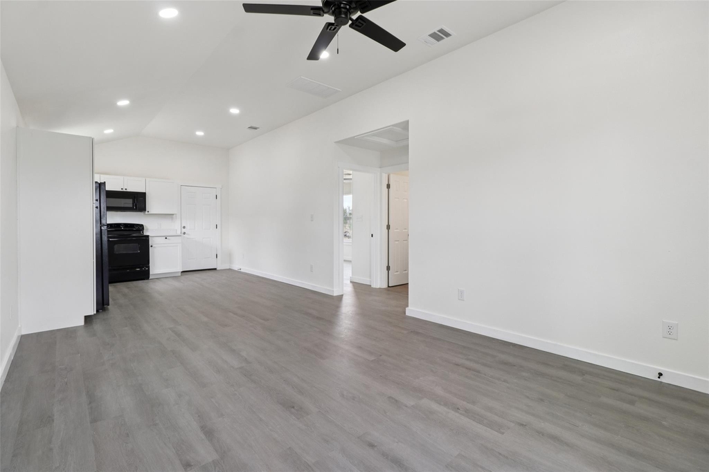 1087 Schubert Ln - Photo 4