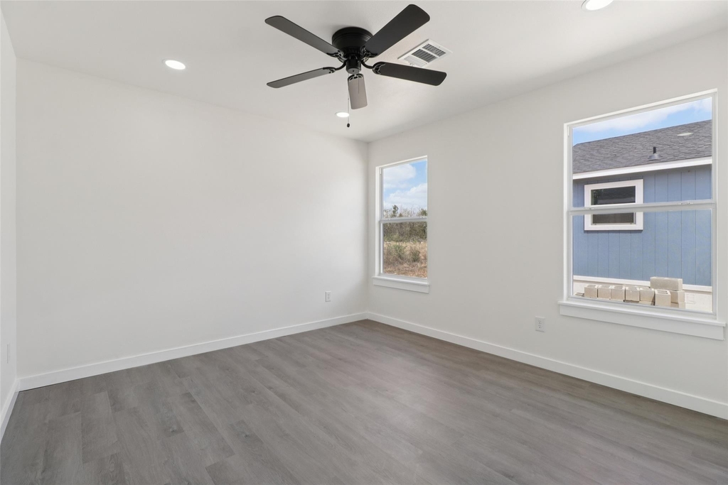 1087 Schubert Ln - Photo 9