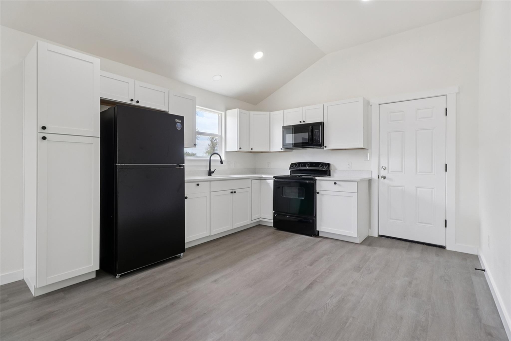 1087 Schubert Ln - Photo 6