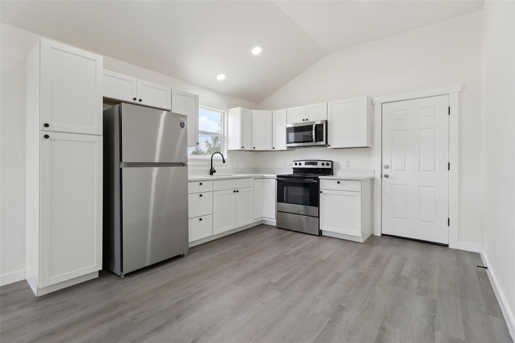 1087 Schubert Ln - Photo 6