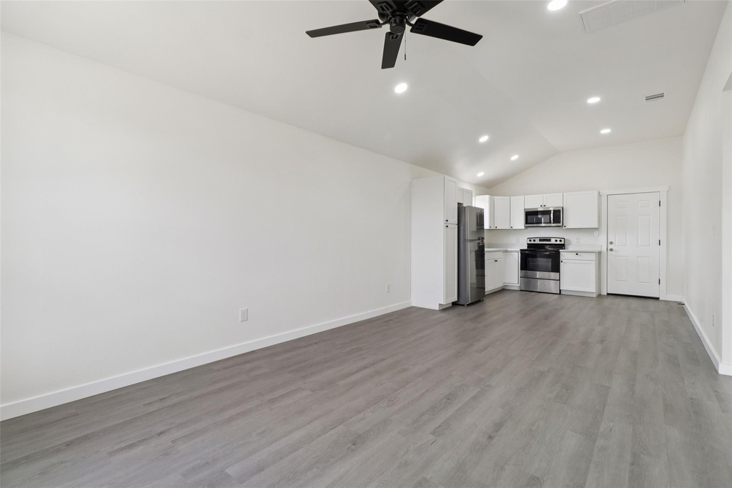 1087 Schubert Ln - Photo 3