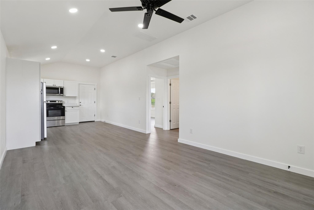 1087 Schubert Ln - Photo 4