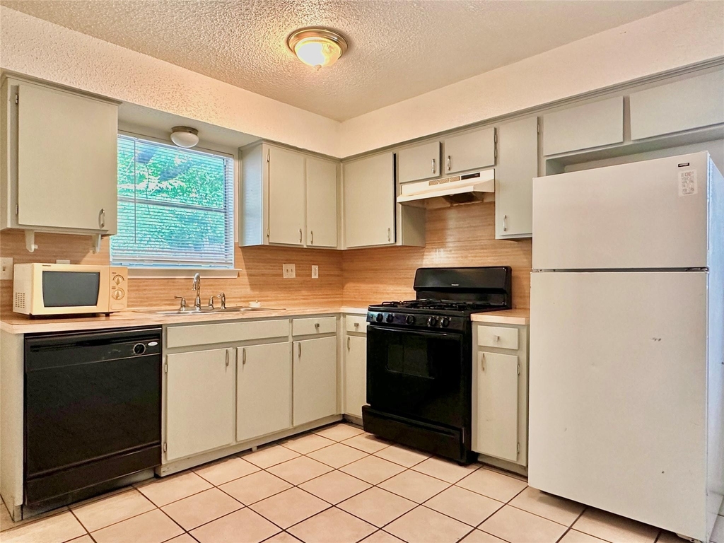1322 Southport Dr - Photo 3
