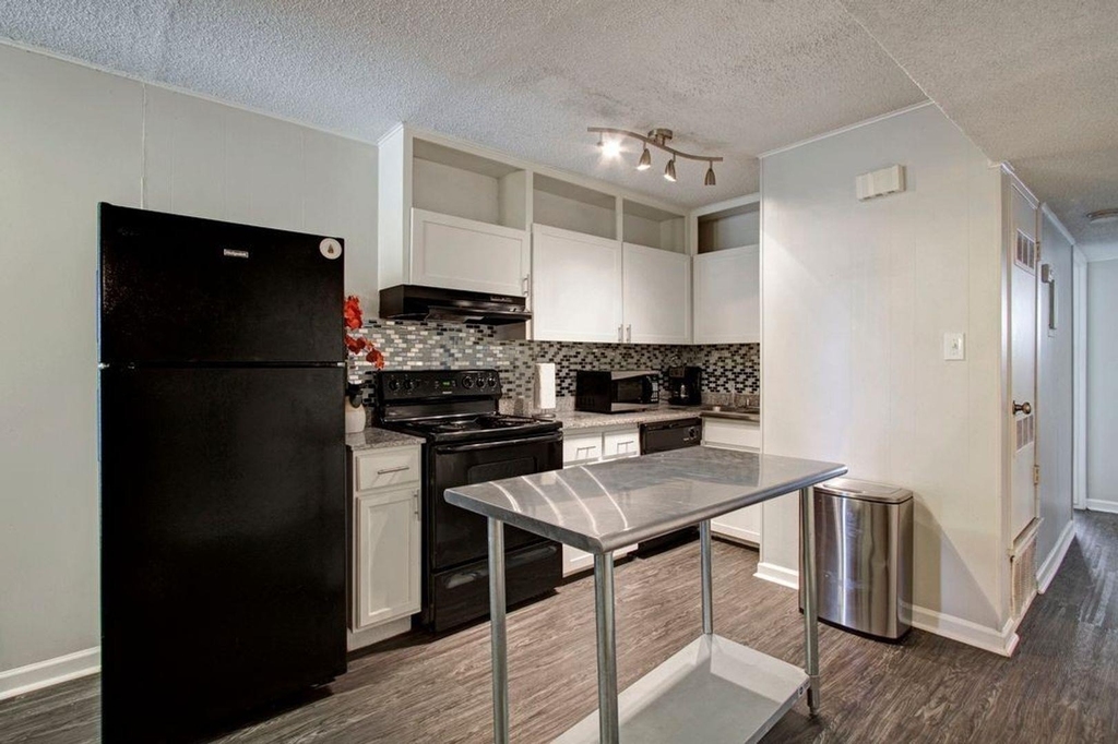 2900 Cole St - Photo 5