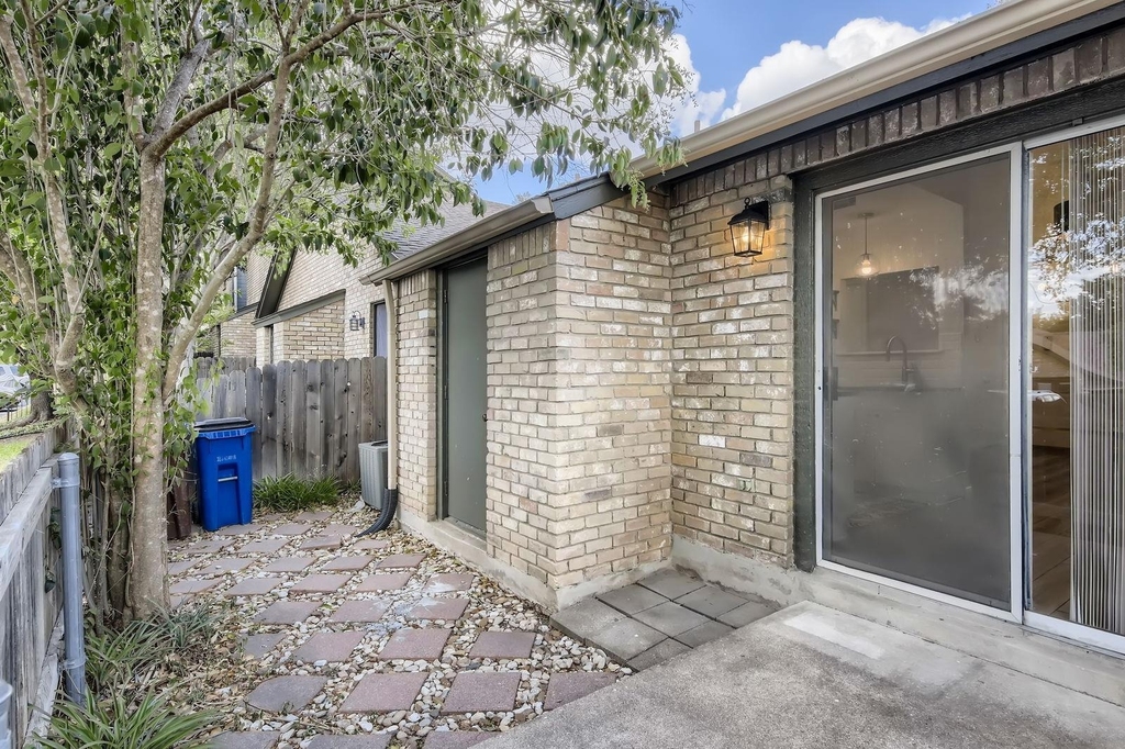 1015 E Yager Ln - Photo 18