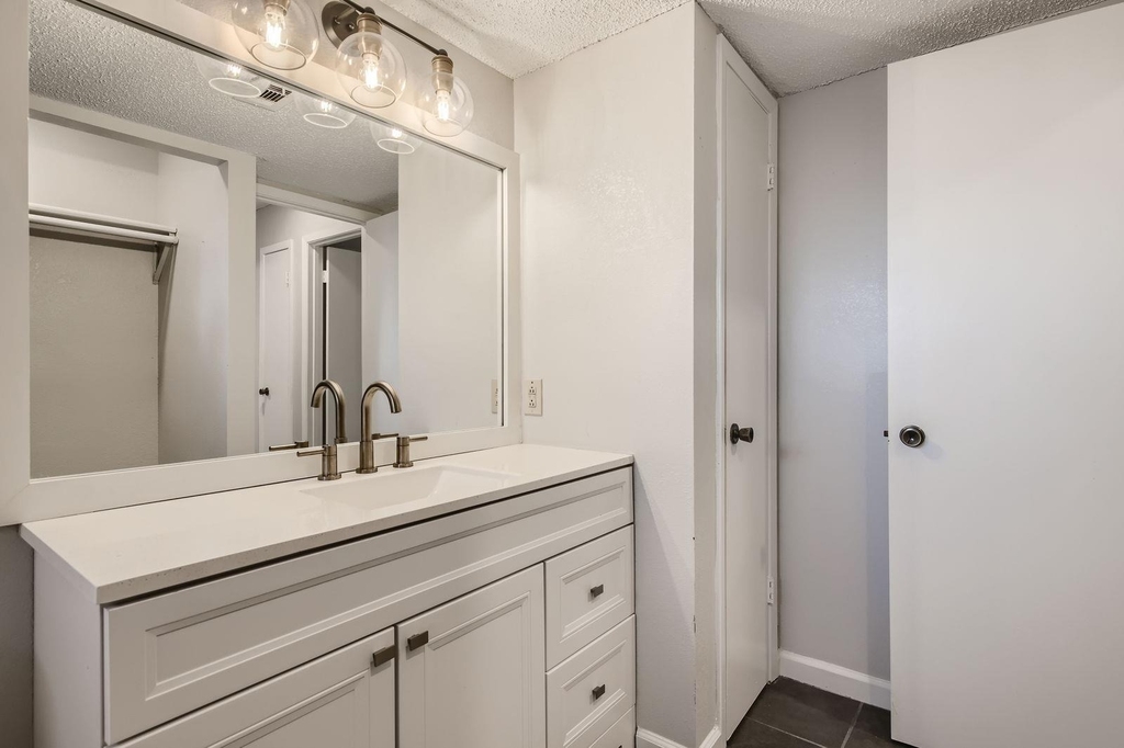 1015 E Yager Ln - Photo 9