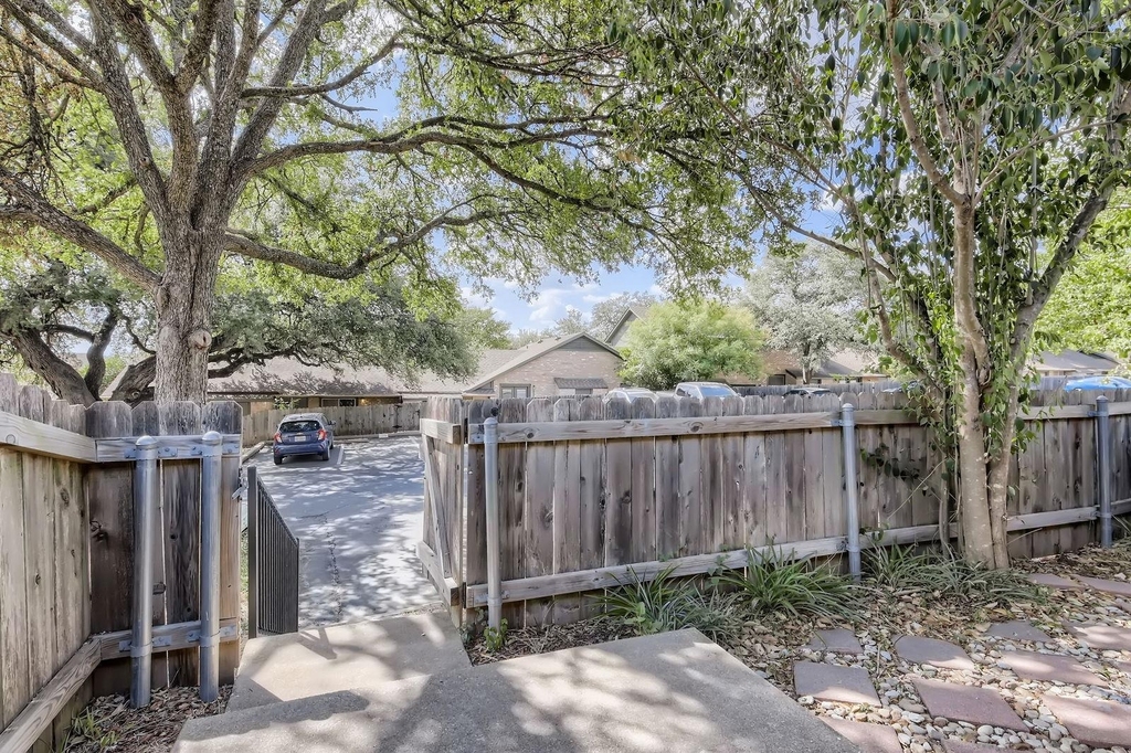 1015 E Yager Ln - Photo 21