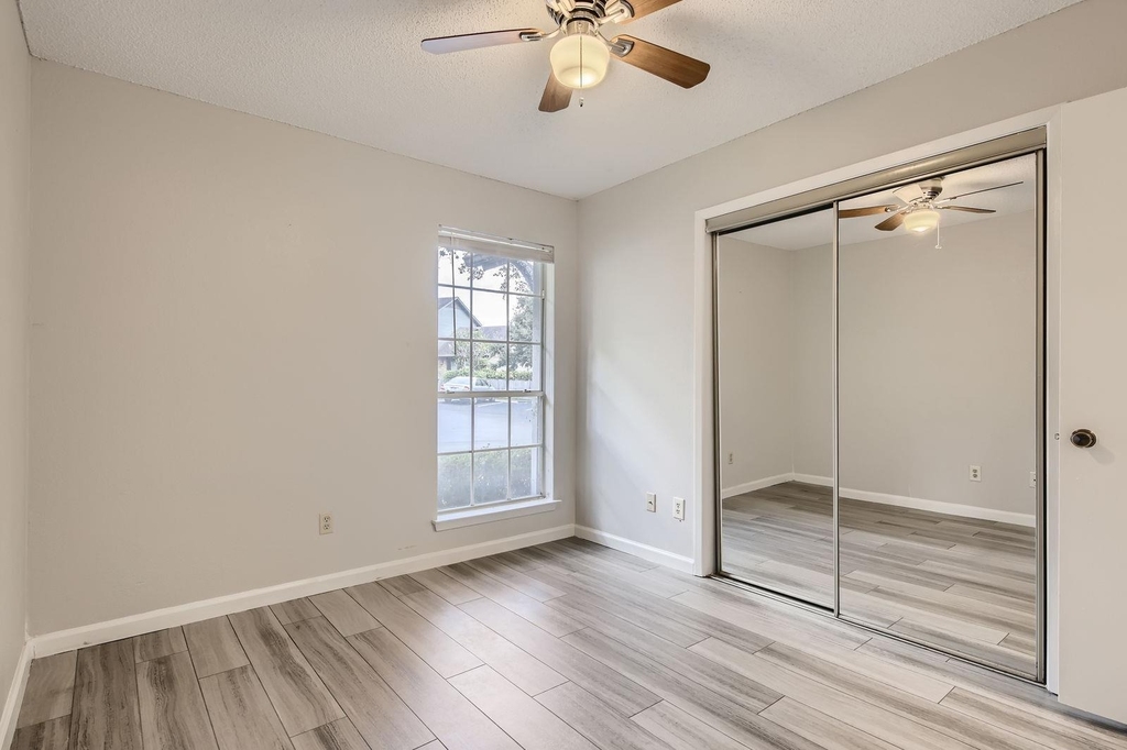 1015 E Yager Ln - Photo 26