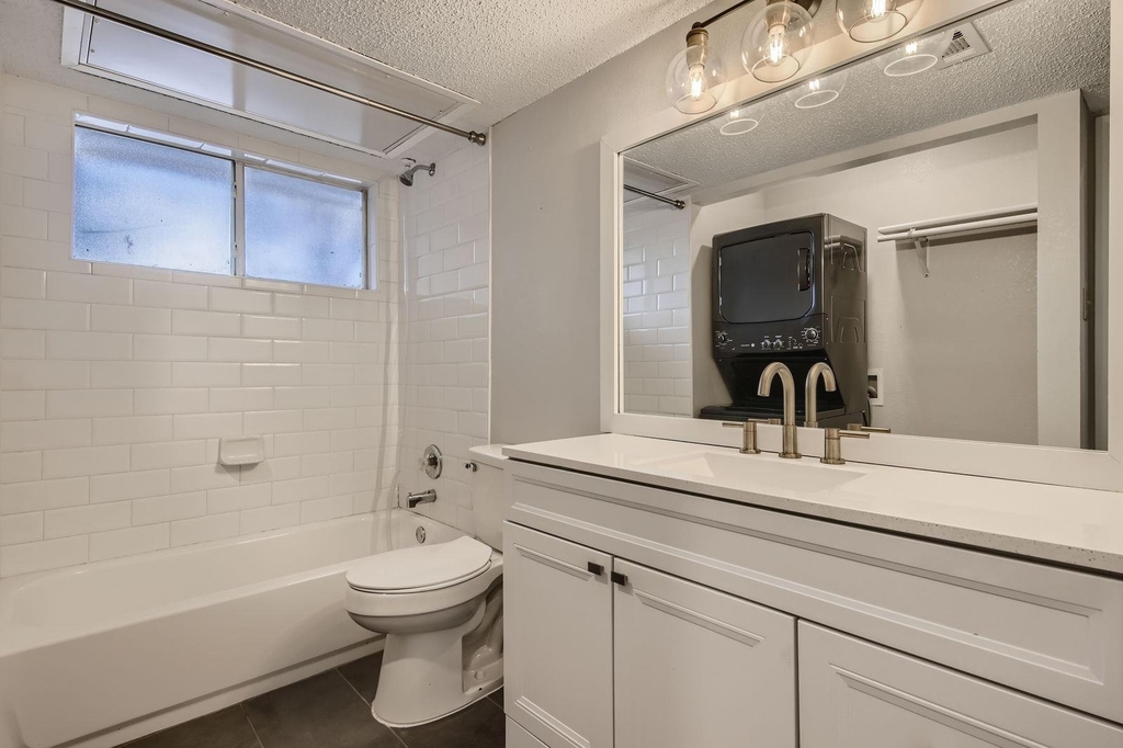 1015 E Yager Ln - Photo 17