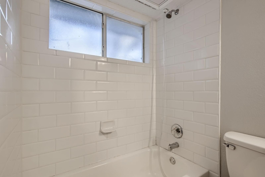 1015 E Yager Ln - Photo 22