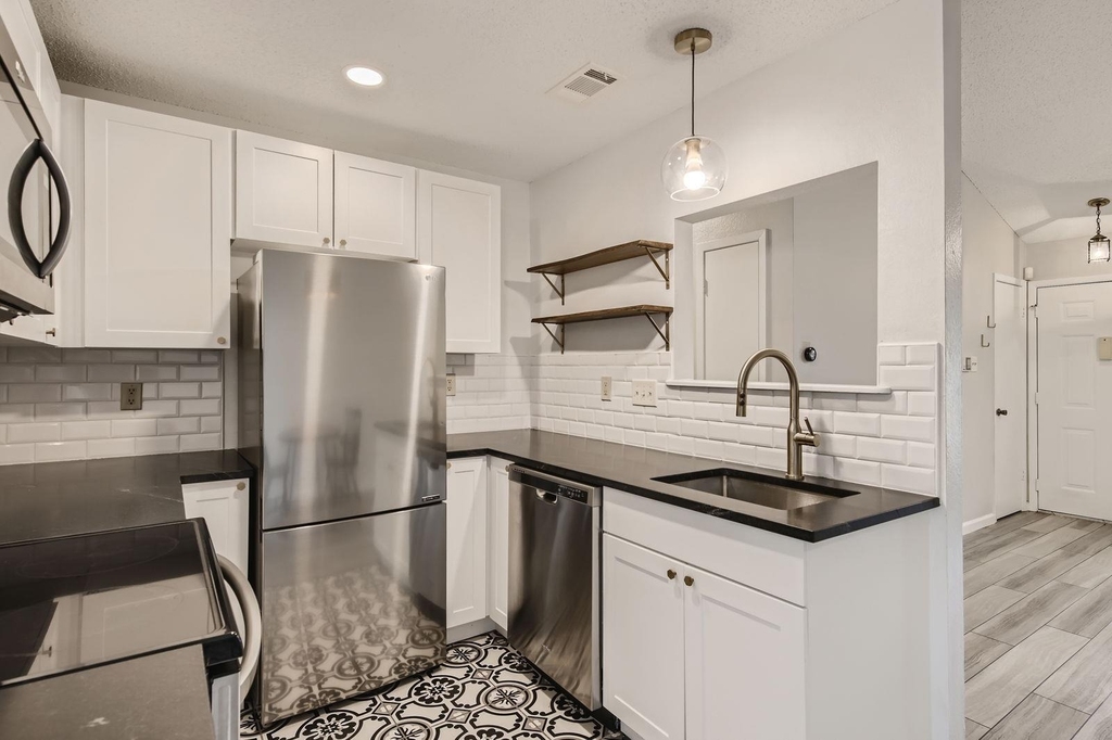 1015 E Yager Ln - Photo 15