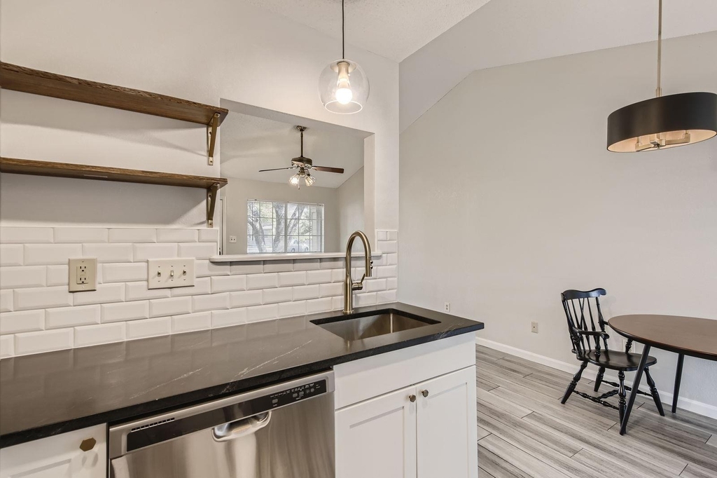 1015 E Yager Ln - Photo 28