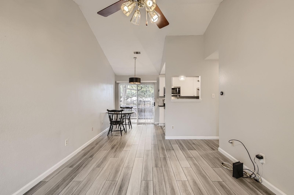 1015 E Yager Ln - Photo 6