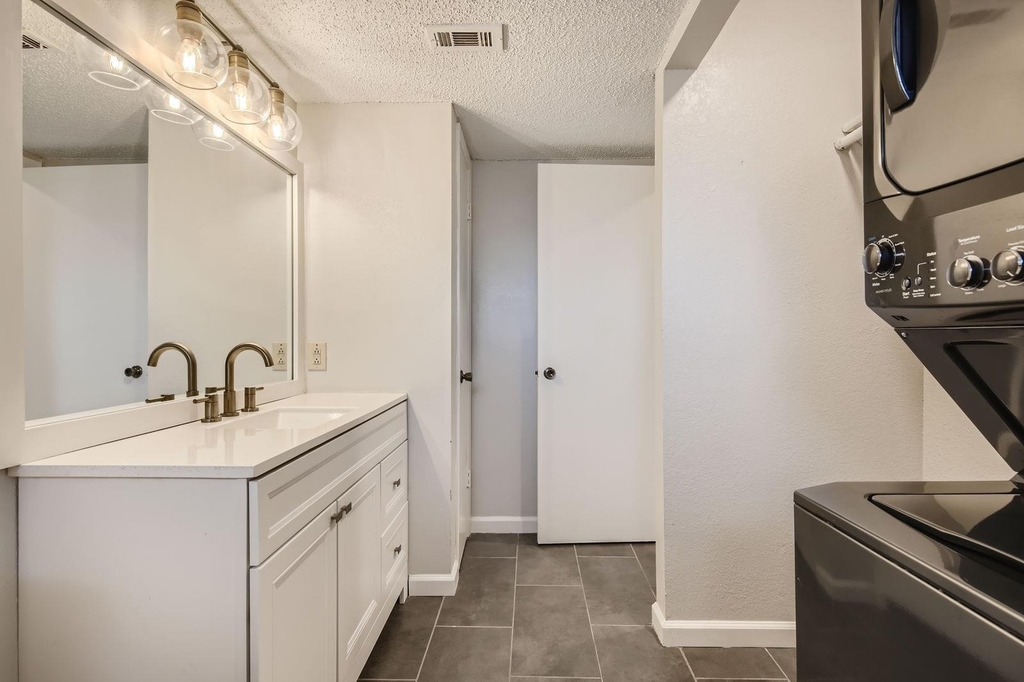 1015 E Yager Ln - Photo 10