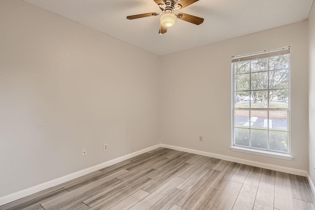 1015 E Yager Ln - Photo 19