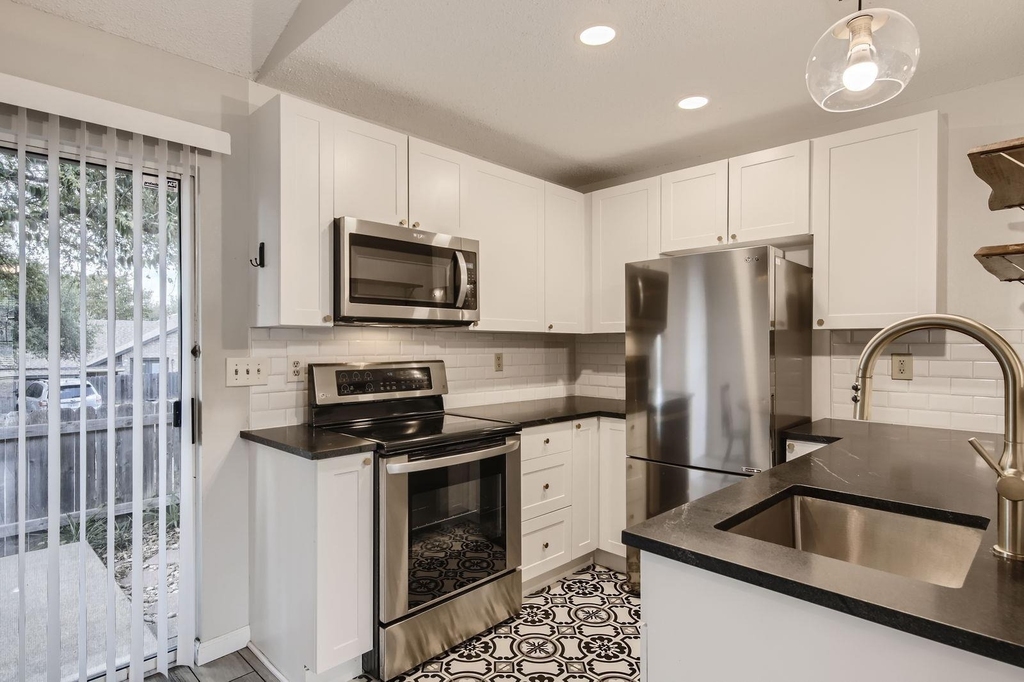 1015 E Yager Ln - Photo 11
