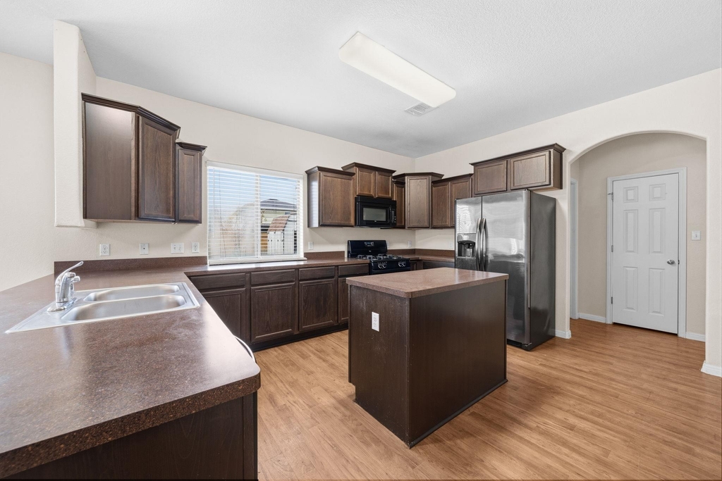 601 Silver Wing Ct - Photo 2