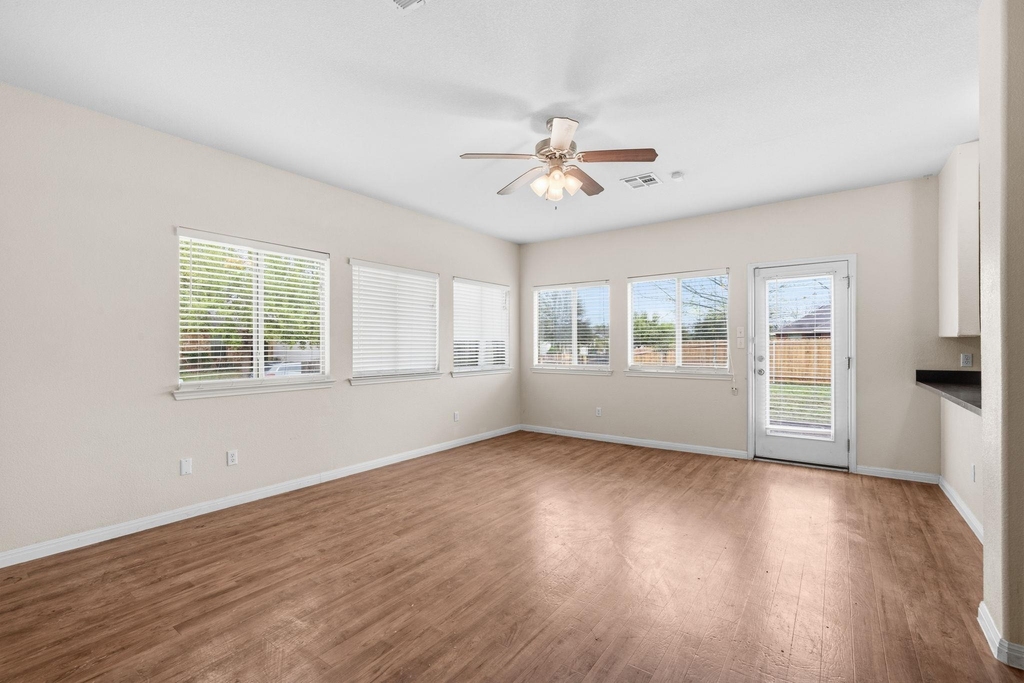 601 Silver Wing Ct - Photo 5