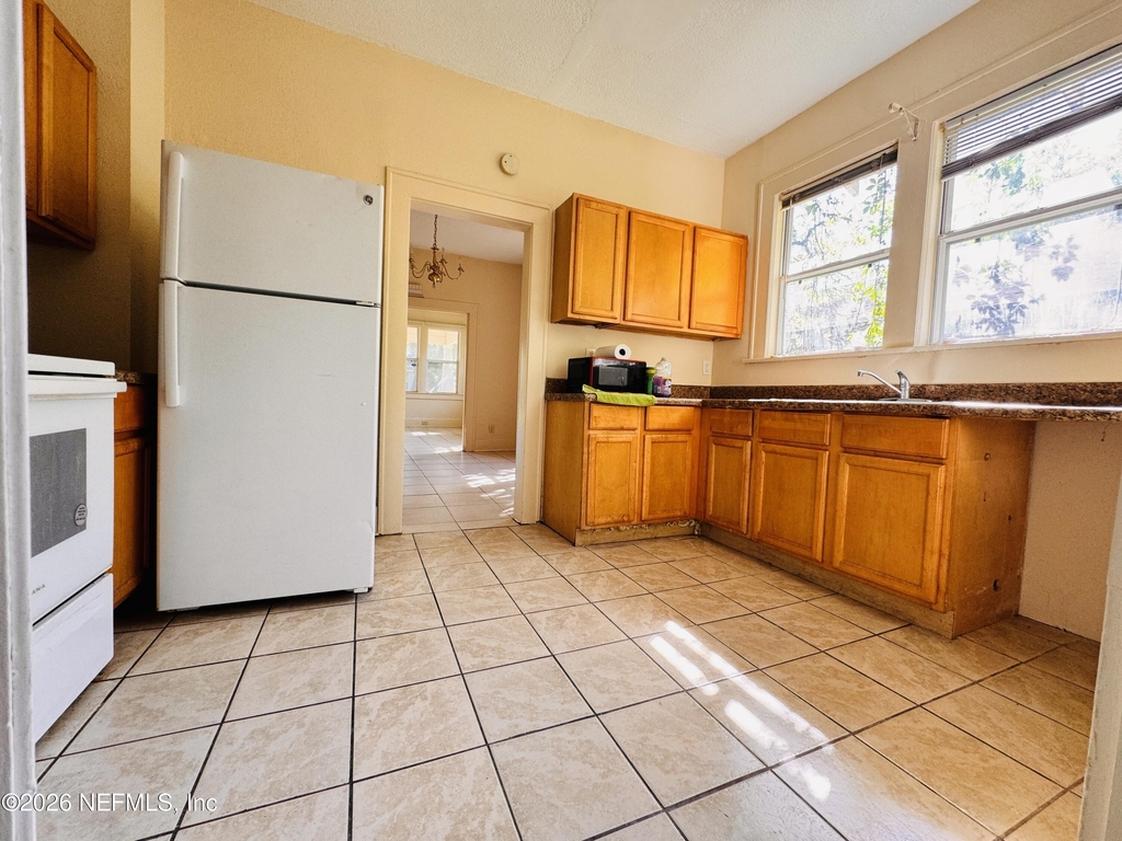 1617 E 14th Street - Photo 6