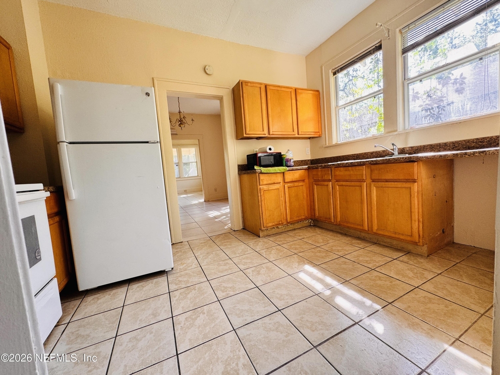 1617 E 14th Street - Photo 5