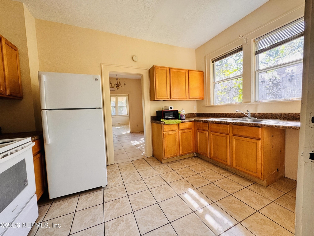 1617 E 14th Street - Photo 4