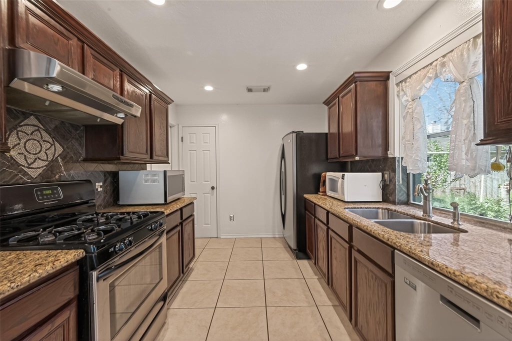 8203 Paddington Place Drive - Photo 11