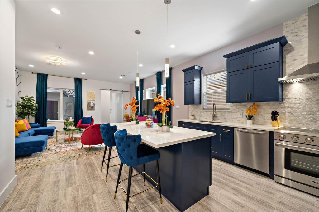 207 E 38th Street - Photo 5