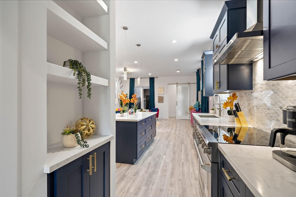 207 E 38th Street - Photo 6