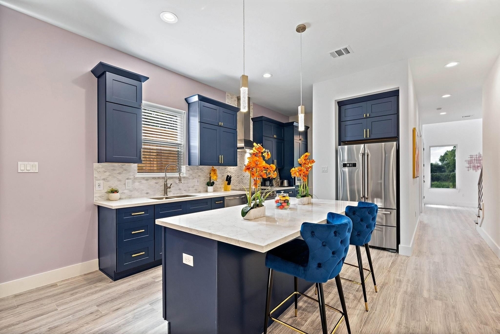 207 E 38th Street - Photo 4
