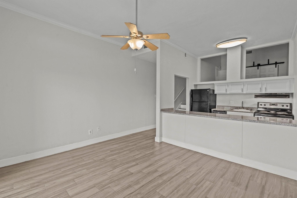 7820 Seawall Boulevard - Photo 2
