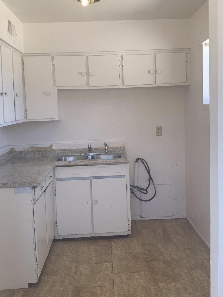 703 Hilton Avenue - Photo 3