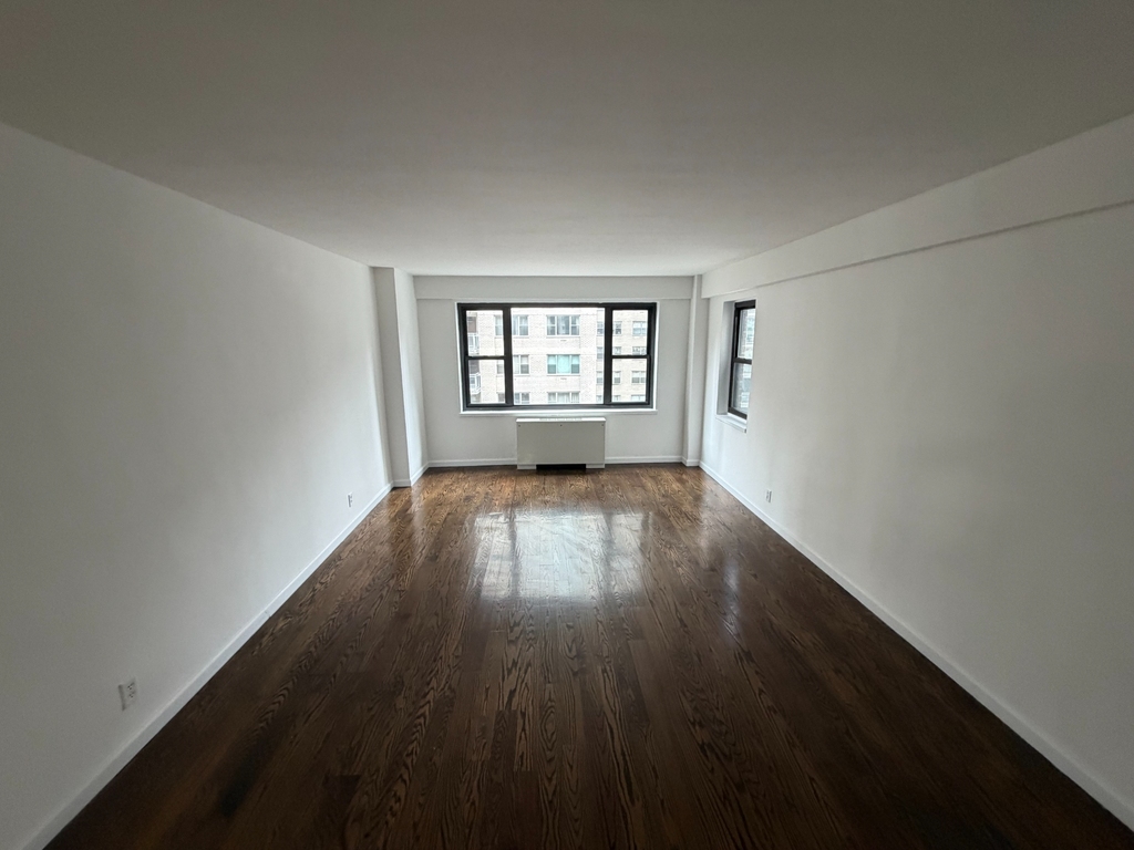 East 56th street - Photo 0