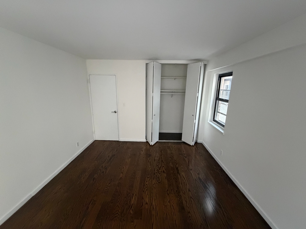 East 56th street - Photo 8