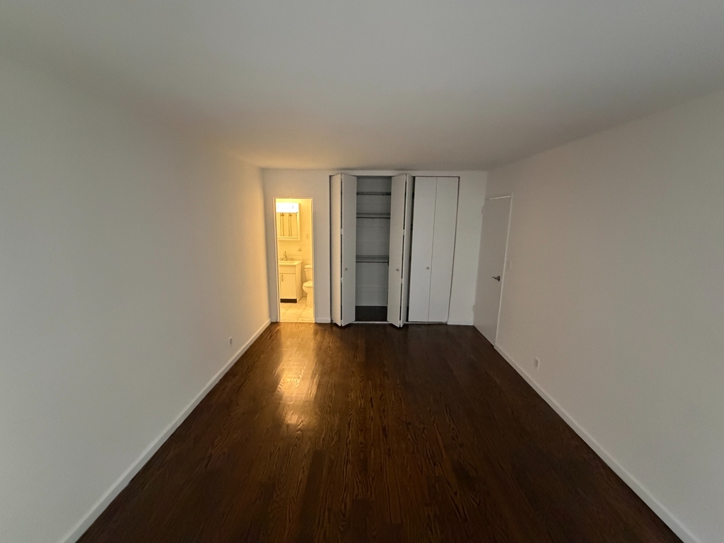 East 56th street - Photo 6