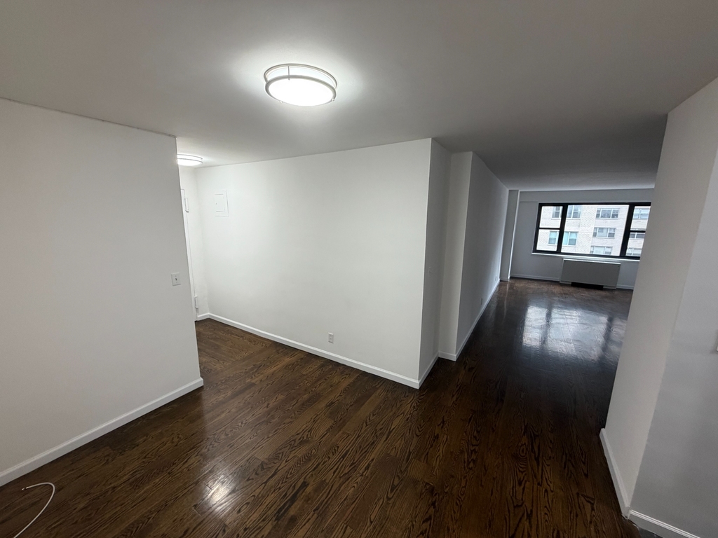 East 56th street - Photo 2