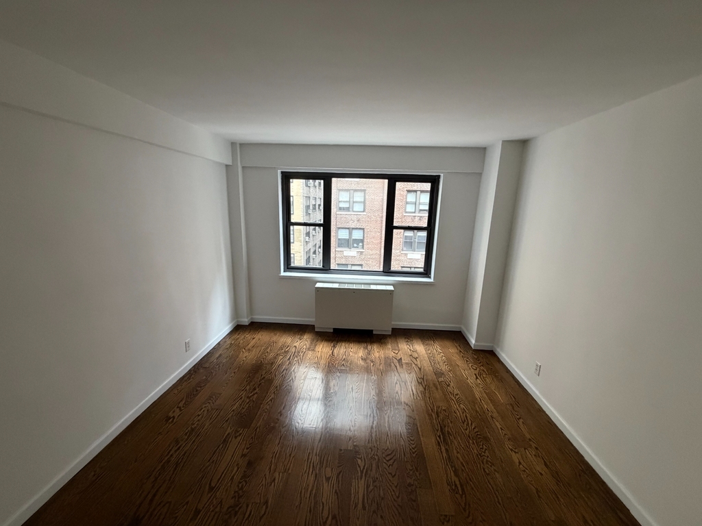 East 56th street - Photo 9