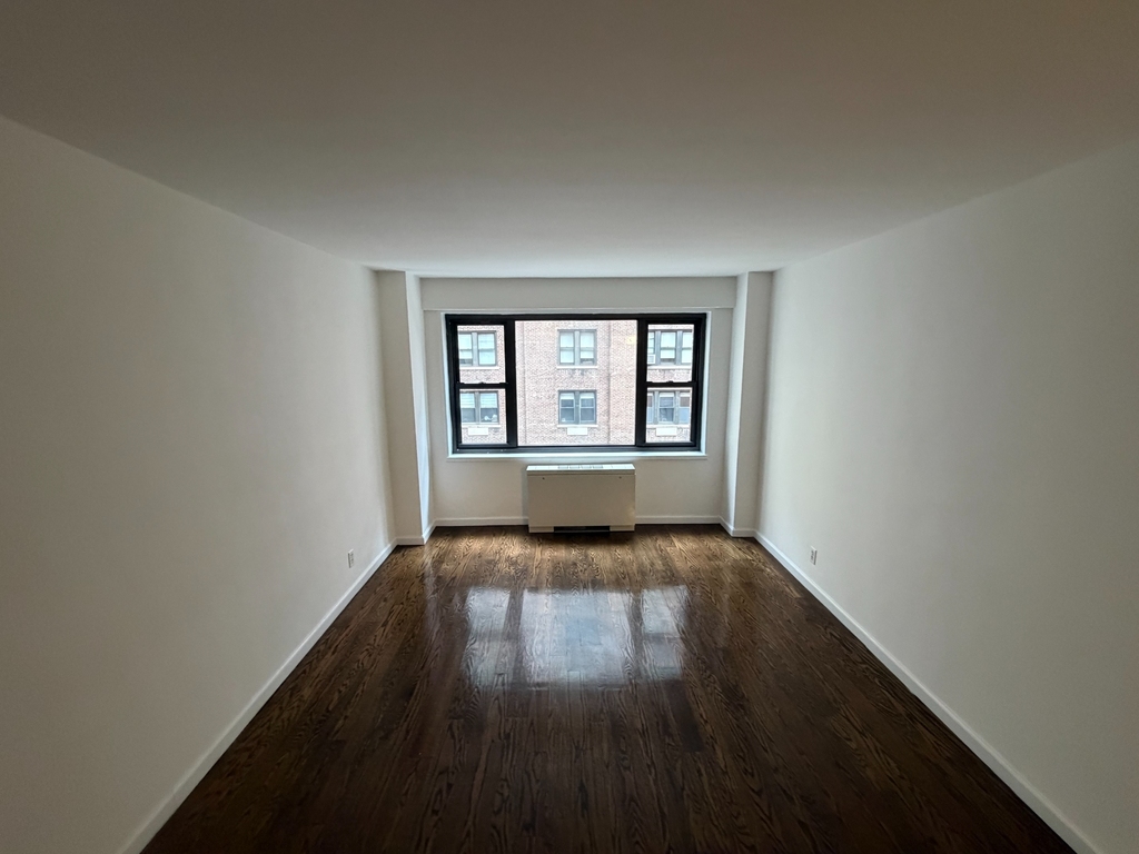 East 56th street - Photo 5